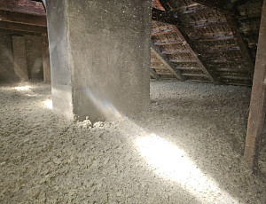 Zateplení stropu patrového rodinného domu pomocí foukané izolace